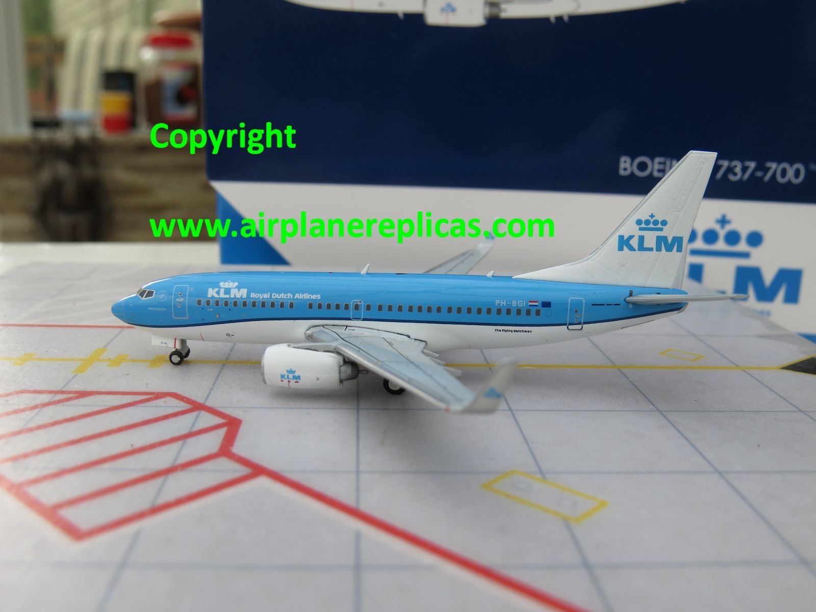KLM Boeing 737-700 1:200 Scale Collectible airplane aircraft Model B737 B738 